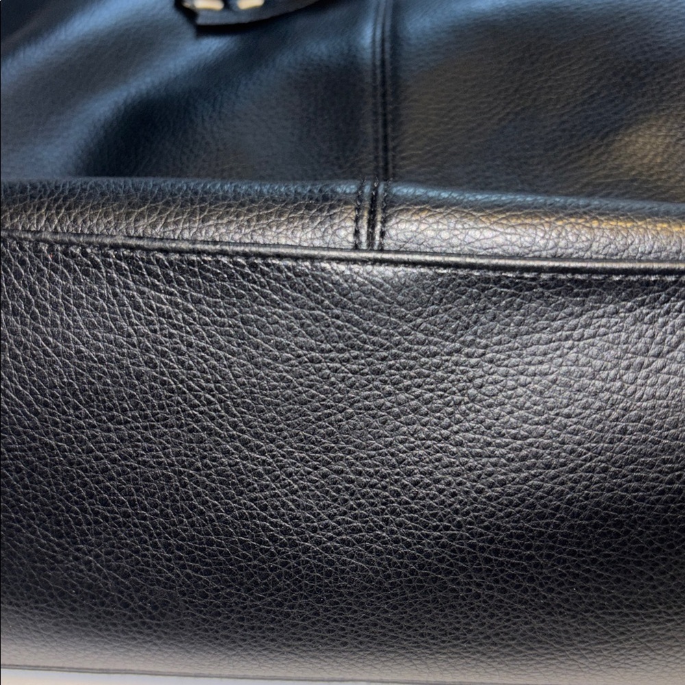 BLACK SHOULDER BAG FAUX LEATHER WHITE PIPING ALONG HANDLES AND IN BOW ADORNMENT - Picture 4 of 8